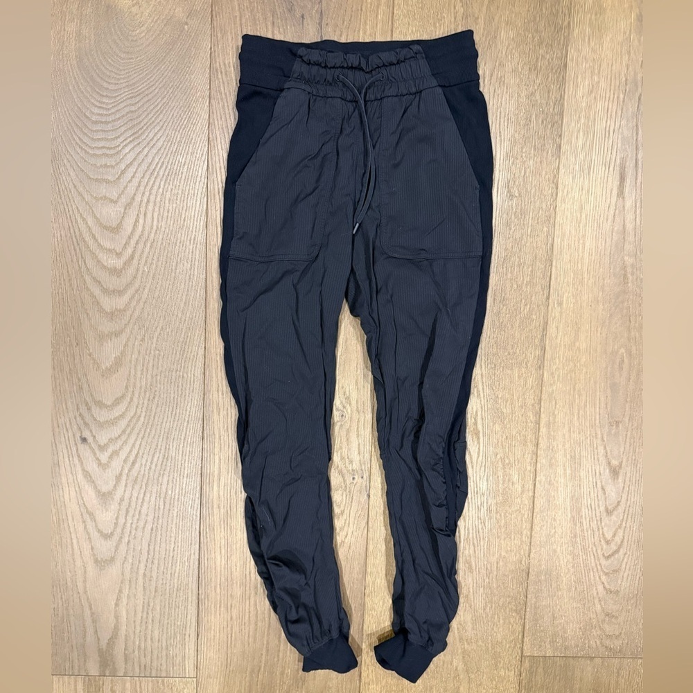 Lululemon Athletica Dance Studio Mid-Rise Jogger 7/8 Length in Black
